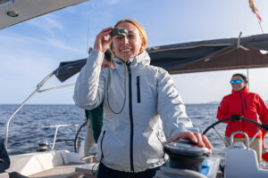 Home 20 Mujer en velero descubriendo la ruta
