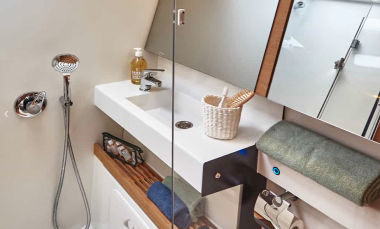 Velero Jeanneau Sun Odyssey 440 baño