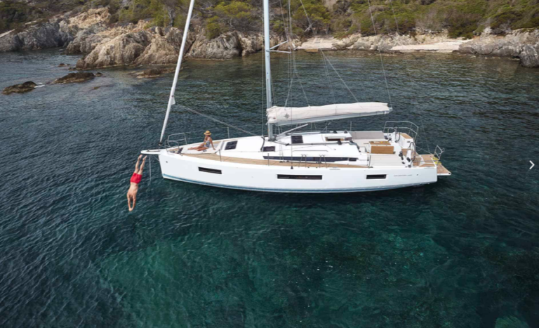 Velero Jeanneau Sun Odyssey 440 en cala