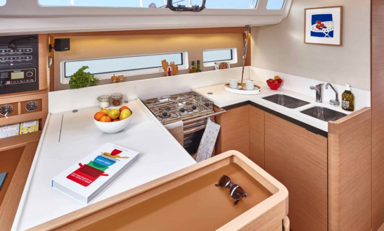 Velero Jeanneau Sun Odyssey 440 cocina