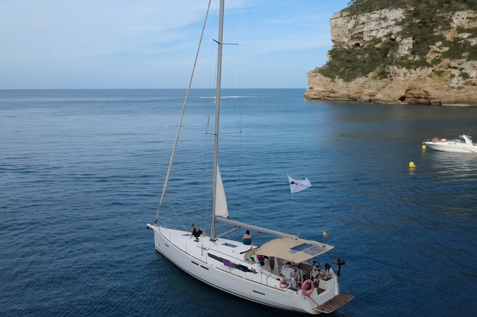 Velero fondeado en una bahía tranquila.